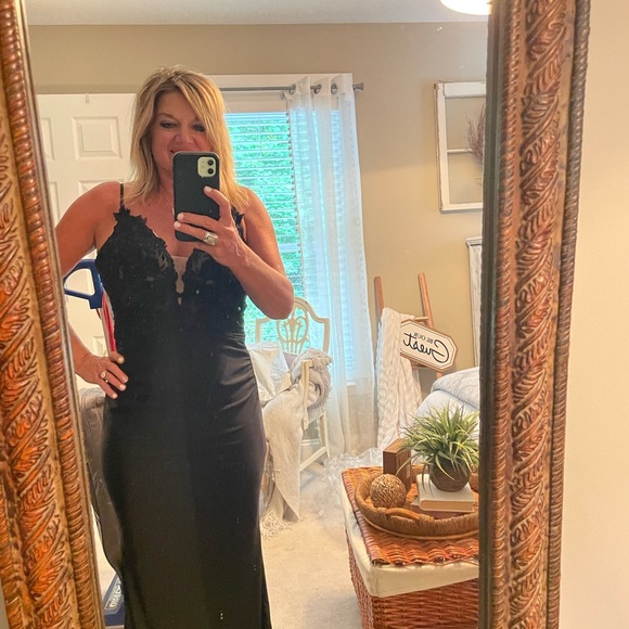 Stunning black dress with very small train. - Picture 9 of 11